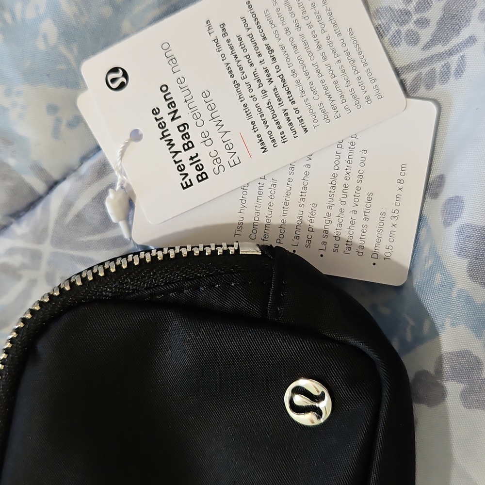 Lululemon NWT Everywhere Nano Belt Bag, black/silver. Clip anywhere😍 - Picture 6 of 6
